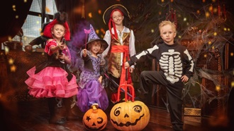 Bambini con maschere di halloween